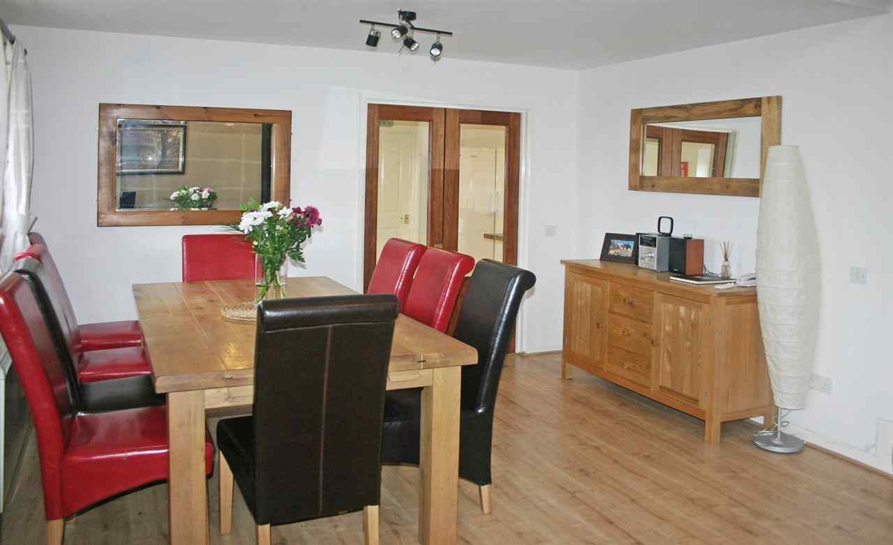 resized-2349823-Dining area 2.jpg